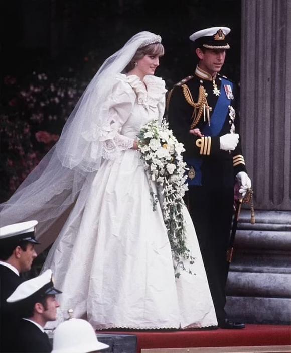 Công nương Diana, váy cưới thế kỉ của Công nương Diana, Hoàng Gia
