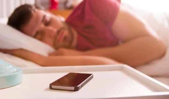 View - Điện thoại di động không có bức xạ trong khi ngủ bao xa? Chơi trong khi sạc có nhiều bức xạ hơn không? Cuối cùng đã có câu trả lời