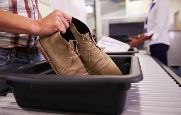 Tại sao phải lấy laptop và cởi giày... khi đi qua soi chiếu sân bay? Những lý do thực sự đằng sau giờ đọc mới hiểu
