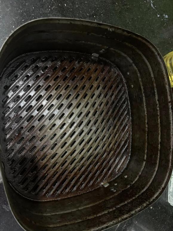 Nồi chiên không dầu đầy cặn bẩn, bày cho các bà nội trợ cách làm sạch bóng, không cần dùng hóa chất độc hại
