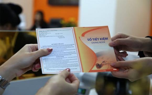 Tôi nên tiết kiệm tiền trực tuyến hay trực tiếp? Các mức lãi suất khác nhau là gì?