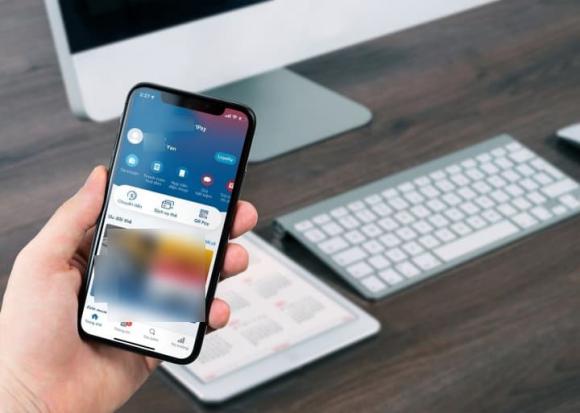 Gửi tiền tiết kiệm vào ngân hàng thì nên gửi tiết kiệm online hay trực tiếp? Lãi suất khác nhau thế nào?