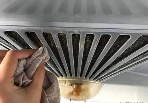 Dù máy hút mùi dính đầy dầu mỡ hay bẩn đến đâu, với máy sấy tóc, nó sẽ trông như mới ngay lập tức mà không cần tháo ra