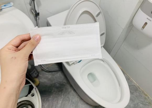 Bỏ khẩu trang xuống bồn cầu theo cách này không những không tắc mà còn khử mùi hôi, tiết kiệm chi phí