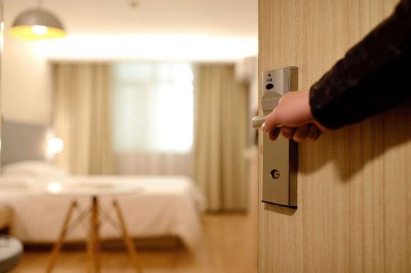 Sau khi nhận phòng, bạn có thể cho người khác vào phòng của mình không? Lễ tân khách sạn trả lời chuyên nghiệp