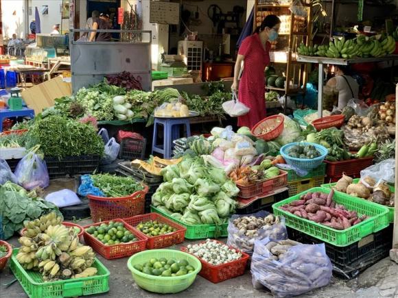 Các bà nội trợ chia sẻ kinh nghiệm đi chợ mua rau không nên mua chung sạp, vì sao?