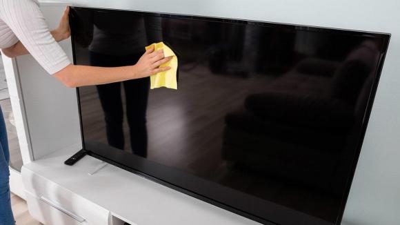 View - Lau chùi màn hình tivi nên dùng loại khăn gì mới chuẩn? Gợi ý cách lau sạch, không làm xước màn hình tivi
