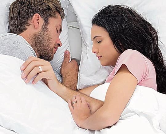 tư thế ngủ của các cặp vợ chồng, tư thế ngủ phù hợp, các cặp vợ chồng ngủ như thế nào