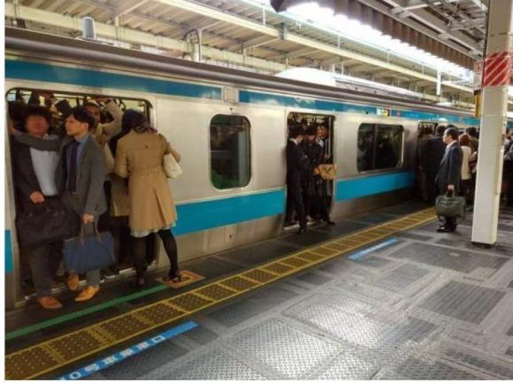 Du lịch Nhật Bản vì sao người Nhật ghét du khách đeo ba lô? Hướng dẫn viên tiết lộ bí mật! !