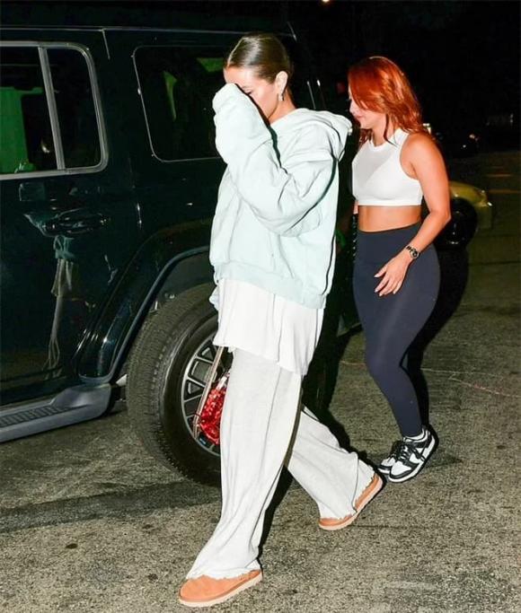 View - Selena Gomez đi chơi bowling cùng người bạn hiến thận cho mình sau ồn ào cạch mặt nhau vì nữ ca sĩ vô ơn