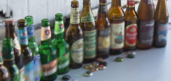 Tại sao chai bia thường có màu xanh lá cây hoặc màu nâu? Lý do rất thực tế nhưng ít người biết