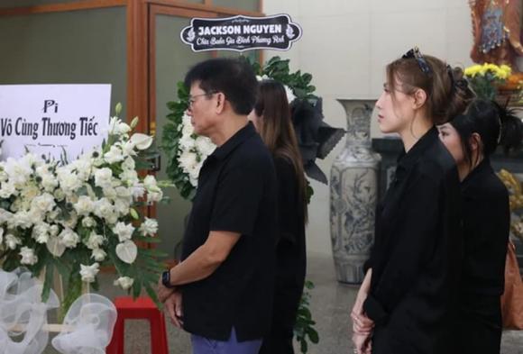 View - Nghẹn ngào hình ảnh trong đám tang người mẫu ảnh Pali Delish Nguyễn: Người đầu bạc tiễn kẻ đầu xanh