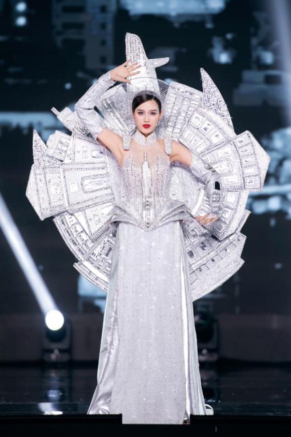 View - Miss Grand Vietnam 2023: Hoa hậu Tiểu Vy, Á hậu Minh Kiên cùng dàn Hậu đình đám gây choáng với trang phục dân tộc độc - lạ