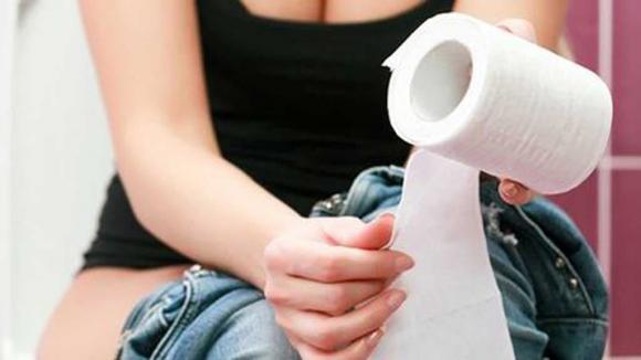 giấy vệ sinh, sử dụng giấy vệ sinh đúng cách, phụ nữ nên dùng giấy vệ sinh khi đi tiểu không