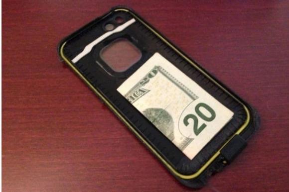 Nhiều người có thói quen bỏ tiền sau ốp điện thoại để làm gì? Liệu có nên hay không?