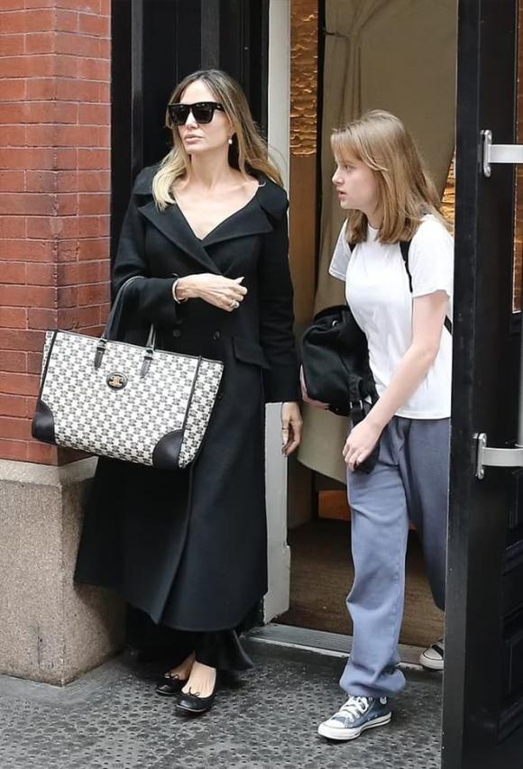View - Angelina Jolie sang chảnh khi đi mua sắm cùng Pax Thiên, con trai nuôi gốc Việt khép nép bên cạnh mẹ