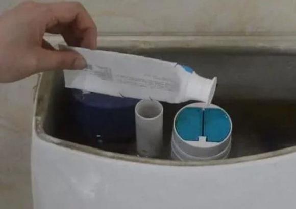 Hãy giữ lại tuýp kem đánh răng đã dùng hết, thả vào bể nước bồn cầu thay cho chất tẩy rửa, công dụng thật sự tuyệt vời