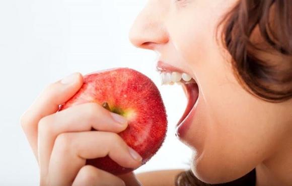 Tại sao ăn táo hay ăn khoai lang nên giữ nguyên vỏ, ăn củ cải mà không bỏ lá?