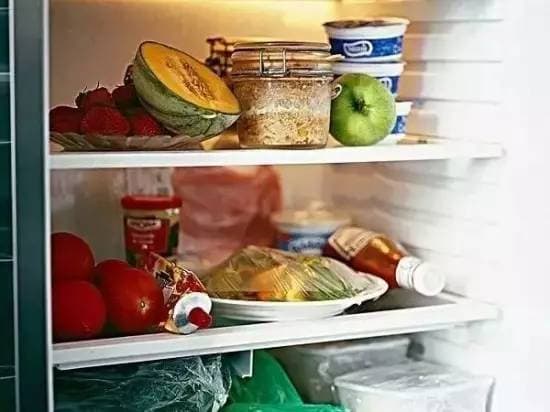 Tại sao không nên để thức ăn nóng trực tiếp vào tủ lạnh?