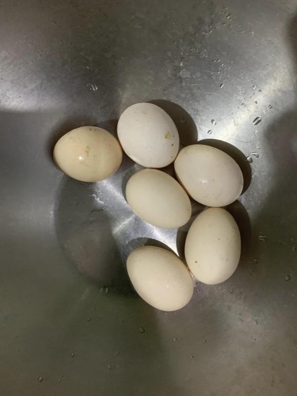 Trứng mua ngoài chợ chỉ nên rửa bằng nước lạnh để tránh kém chất lượng, trứng ngâm vào nước này sẽ sạch và dễ làm sạch khi luộc.