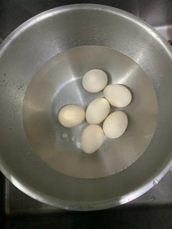 rửa trứng, baking soda, trứng luộc