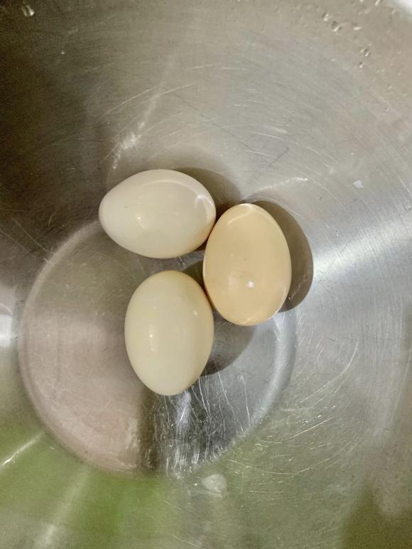Trứng mua ở chợ về chỉ rửa bằng nước lạnh là chưa chuẩn, ngâm vào loại nước này, trứng vừa sạch, khi luộc dễ bóc vỏ
