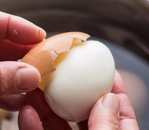 Trứng mua ở chợ về chỉ rửa bằng nước lạnh là chưa chuẩn, ngâm vào loại nước này, trứng vừa sạch, khi luộc dễ bóc vỏ