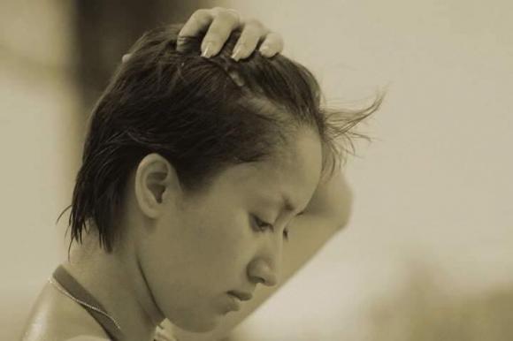 View - Khánh Thi hiếm hoi lộ ảnh thời 'trẻ trâu' tóc tém như tomboy, nhan sắc thế nào?