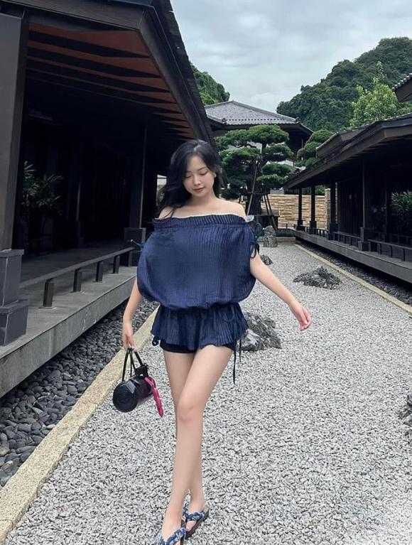 View - Vợ hot girl của Hà Đức Chinh khoe dáng 'xinh như mộng' khi đi nghỉ dưỡng, Hòa Minzy cũng phải hết lời xuýt xoa