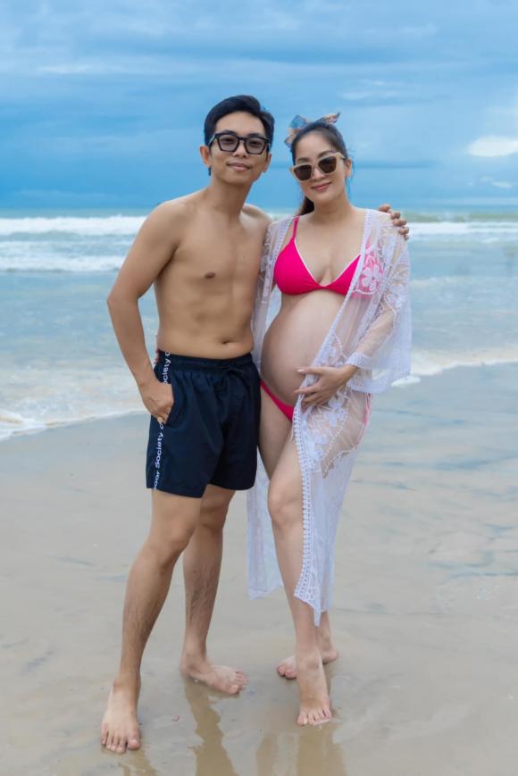 View - Khánh Thi tự tin khoe bụng bầu với bikini ở tháng cuối thai kì, nhan sắc thế nào?
