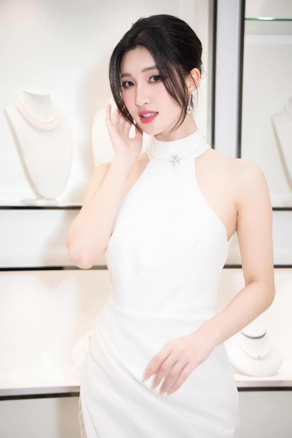 View - Á hậu Phương Nhi chính thức hé lộ profile tại trang chủ Miss International, fans quốc tế phản ứng thế nào? 