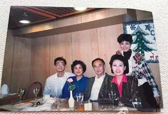 View - Ảnh hiếm của Vương Phi lúc trẻ chụp cùng bố mẹ và anh trai, netizen: 'Cả nhà đều đẹp'