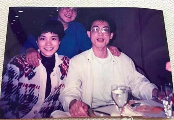 View - Ảnh hiếm của Vương Phi lúc trẻ chụp cùng bố mẹ và anh trai, netizen: 'Cả nhà đều đẹp'