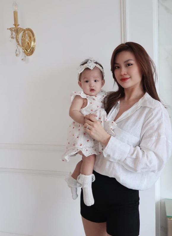 View - Á hậu Diễm Trang lần đầu công khai dung mạo con gái thứ 2 xinh như thiên thần