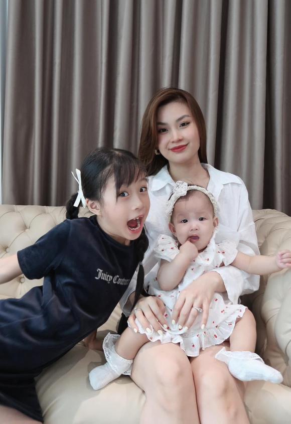 View - Á hậu Diễm Trang lần đầu công khai dung mạo con gái thứ 2 xinh như thiên thần
