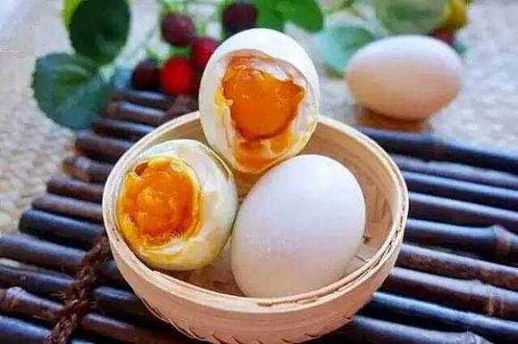 trứng muối, trứng vịt muối, trứng muối có tốt cho sức khoẻ, ai không nên ăn trứng muối