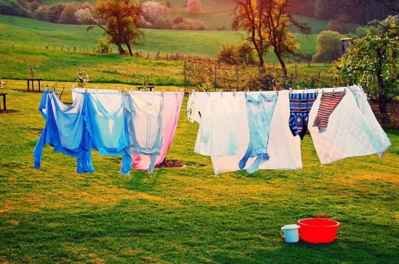 Để đỡ tốn công là ủi, có một thứ rất rẻ tiền bạn cần cho vào quần áo khi giặt, đồ lấy ra vừa phẳng phiu lại thơm tho