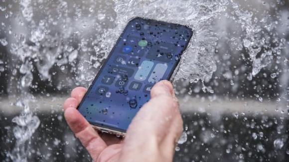 điện thoại dính nước, cách xử lý điện thoại rơi xuống nước