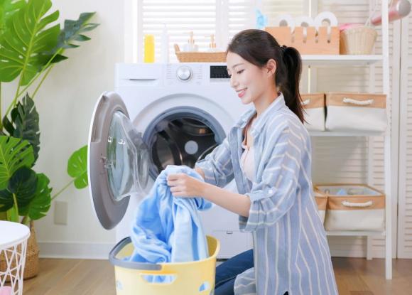 Mẹo vặt: Ném hai chai nước vào máy giặt vừa tăng độ sạch còn giúp giảm hao mòn quần áo