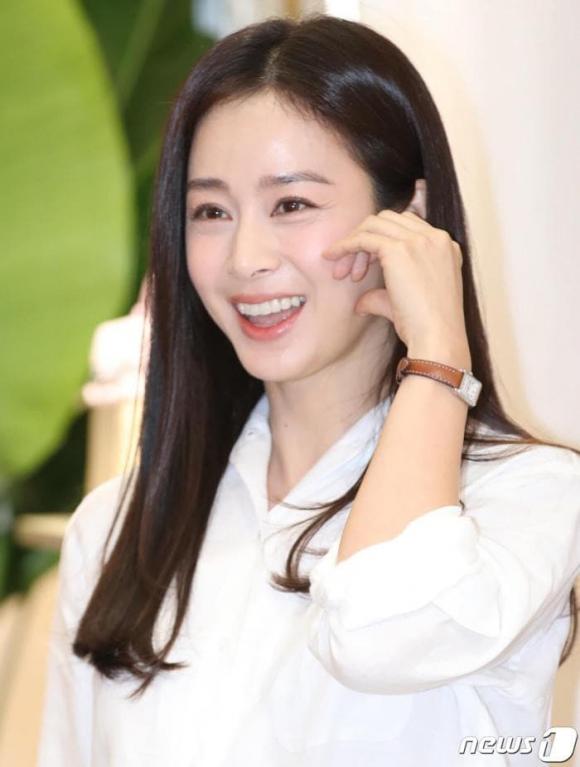 View - Giật mình với những bức ảnh thời xưa cũ của Kim Tae Hee: Nụ cười với hàm răng nguyên thủy khác xa hiện tại