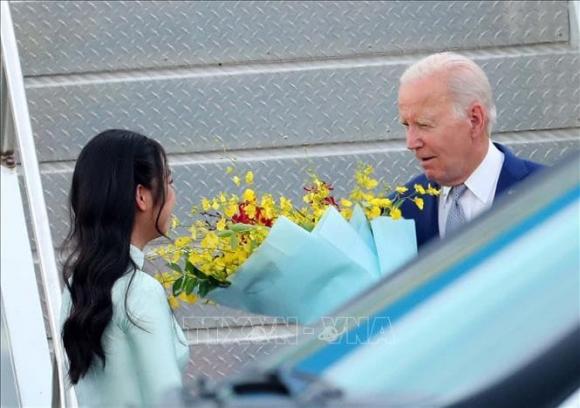 View - Nữ sinh được vinh dự tặng hoa cho Tổng thống Mỹ - Joe Biden là ai?