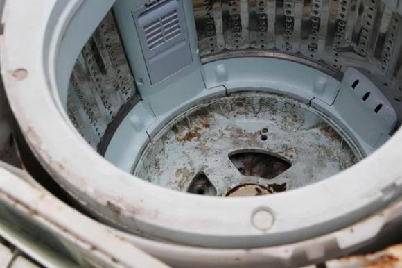 View - Máy giặt có “công tắc ẩn”, chỉ cần bật lên, nước bẩn sẽ tự động chảy ra ngoài nên bạn không sợ càng dùng càng bẩn