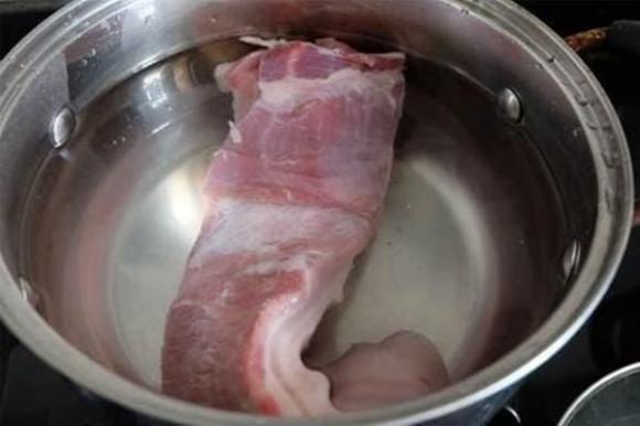 Thịt lợn khi mua ở chợ về cần làm sạch và thải độc tố ra ngoài, chỉ bạn cách để thịt lợn sạch 100%