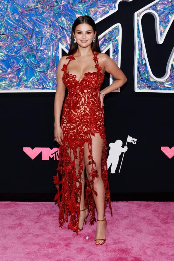 View - Thảm đỏ MTV VMAs 2023: Taylor Swift, Selena Gomez và dàn sao khiến người nhìn 'đỏ mặt' với thời trang 'thừa da, thiếu vải'