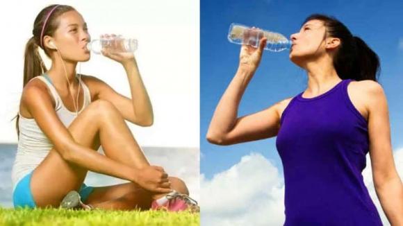uống nước, đứng uống nước, ngồi uống nước, sức khỏe 