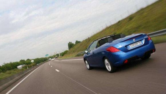 Khi lái ô tô trên đường cao tốc, tốc độ nào là tiết kiệm nhiên liệu nhất?