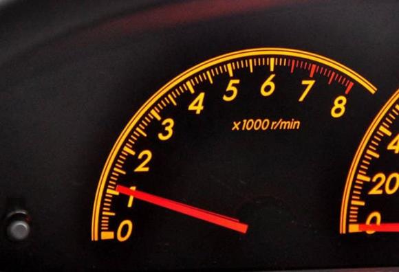 Khi lái ô tô trên đường cao tốc, tốc độ nào là tiết kiệm nhiên liệu nhất?