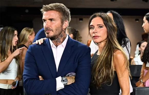 View - Brooklyn Beckham trông giống hệt bố David khi cùng vợ Nicola Peltz ăn trưa tại LA 