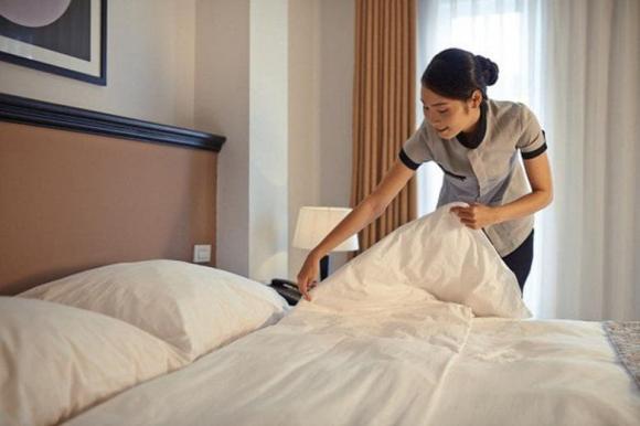 Tại sao không nên gấp chăn gối trước khi rời khách sạn? Lý do bất ngờ được nhân viên phục vụ tiết lộ