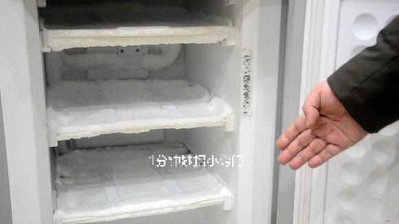 View - Đừng xúc đá trong tủ lạnh nếu nó bị đóng tuyết! Tất cả những gì bạn cần là một chai nhựa, đá bám sẽ được lấy ra ngay sau 3 phút